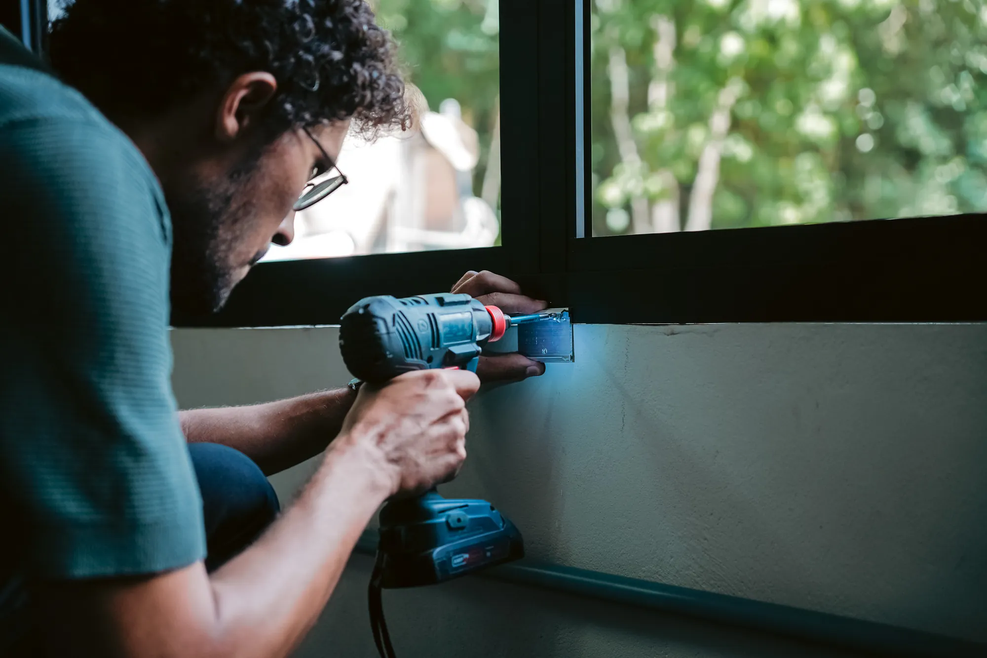 Equipe Legacy instalando esquadria de alumínio em obra